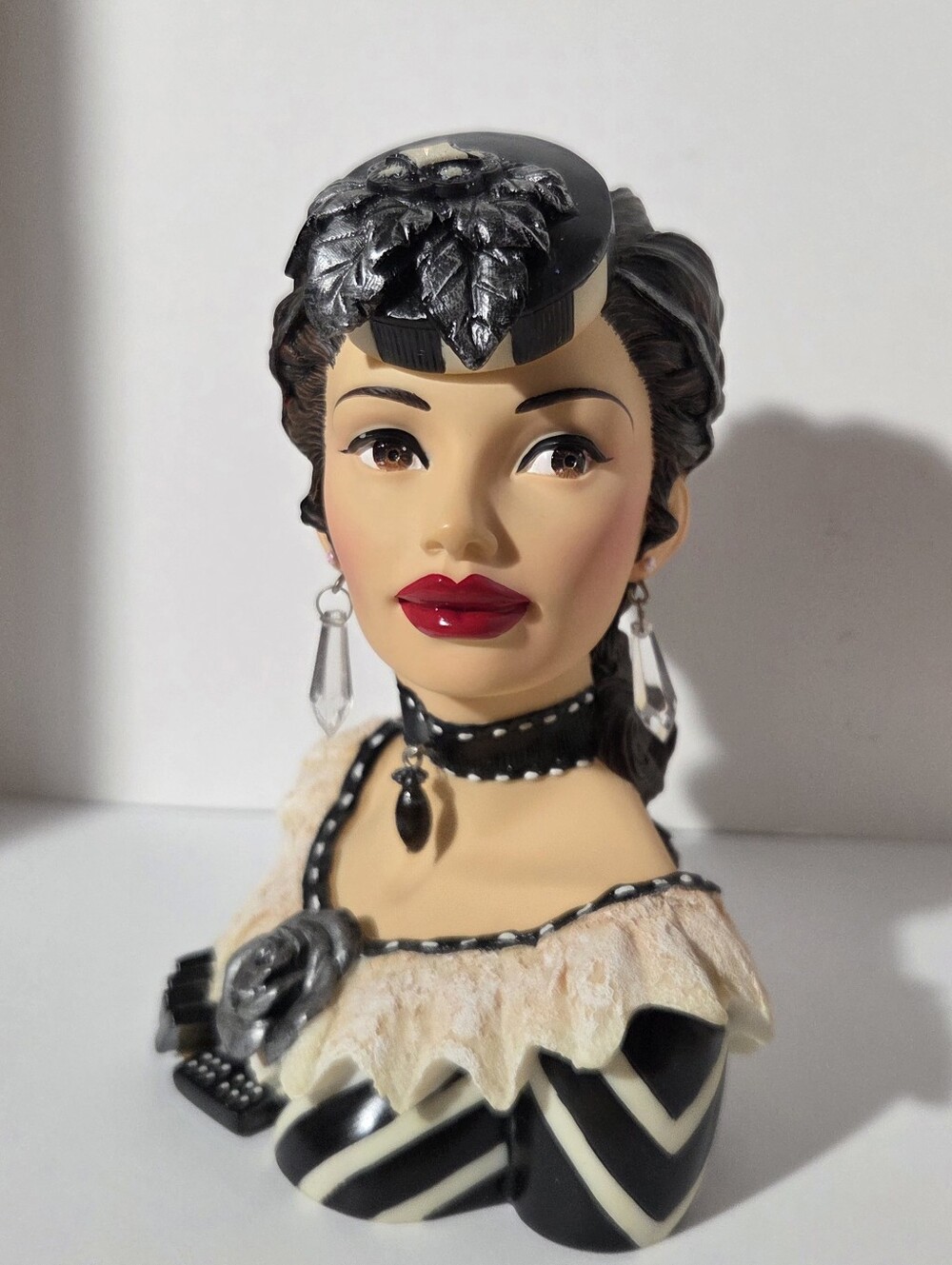 Vintage Cameo Girls Martina 1873 Lady Vase Domino Effec Head Vase 56/1500 Rare